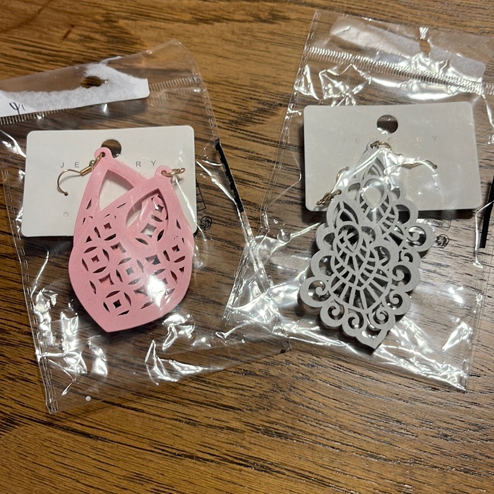 2 pairs of earrings